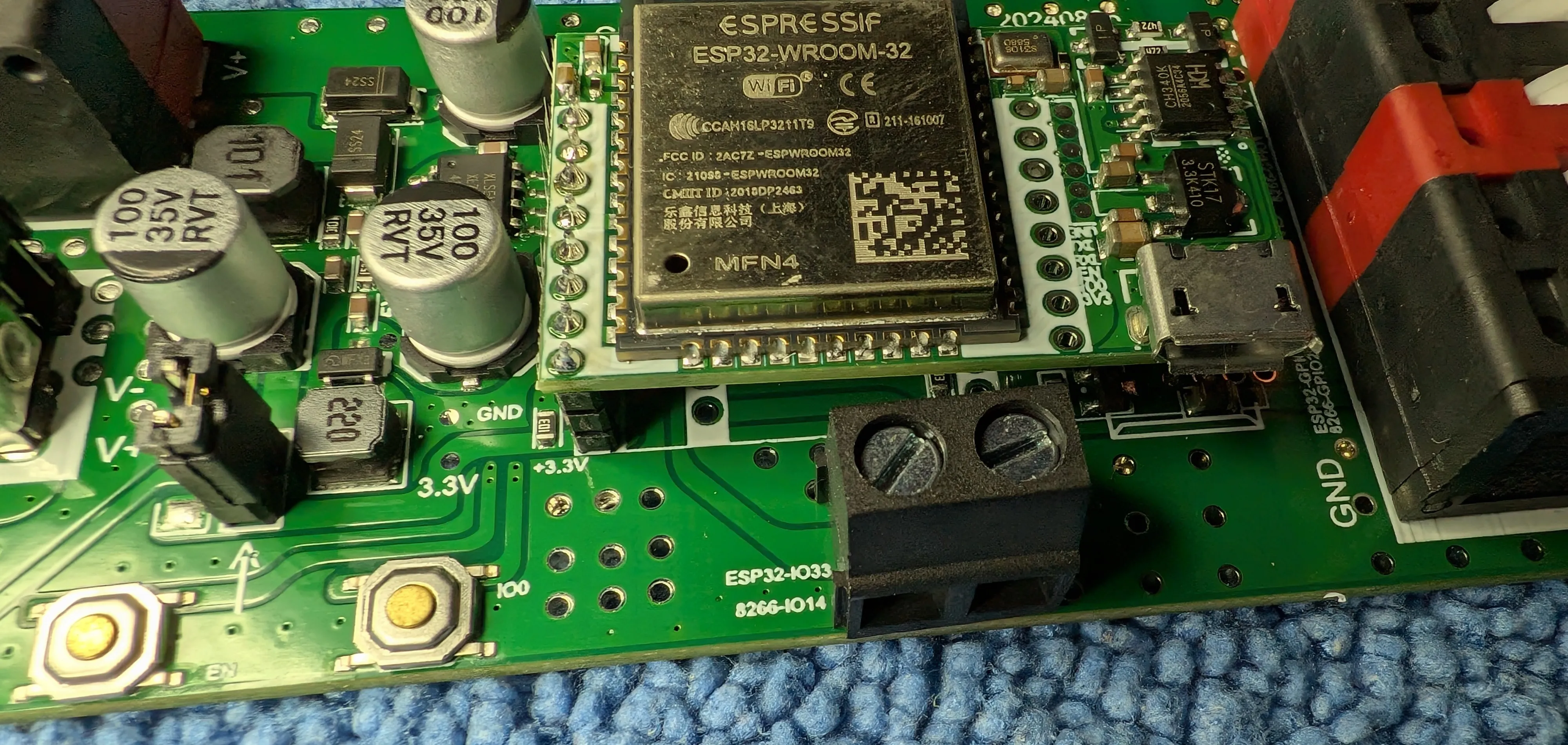 Really happy to see that the GPIOs are labeled... for both the ESP32 and 8266 variant!