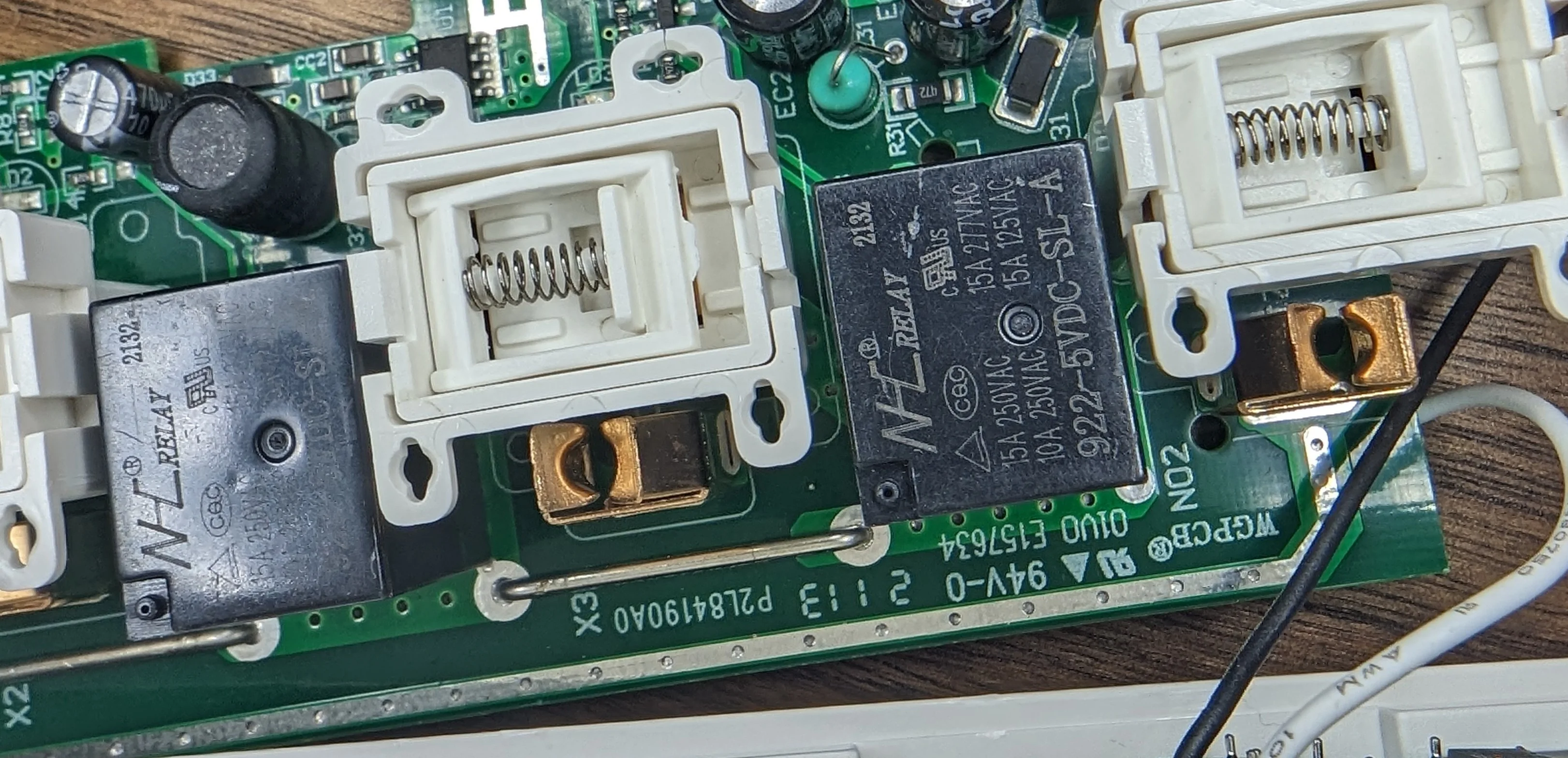 Note the links. I'd bet that it's simpler to scale a design by copy/pasting a self-contained footprint and adjust the number of links on the BOM as needed.