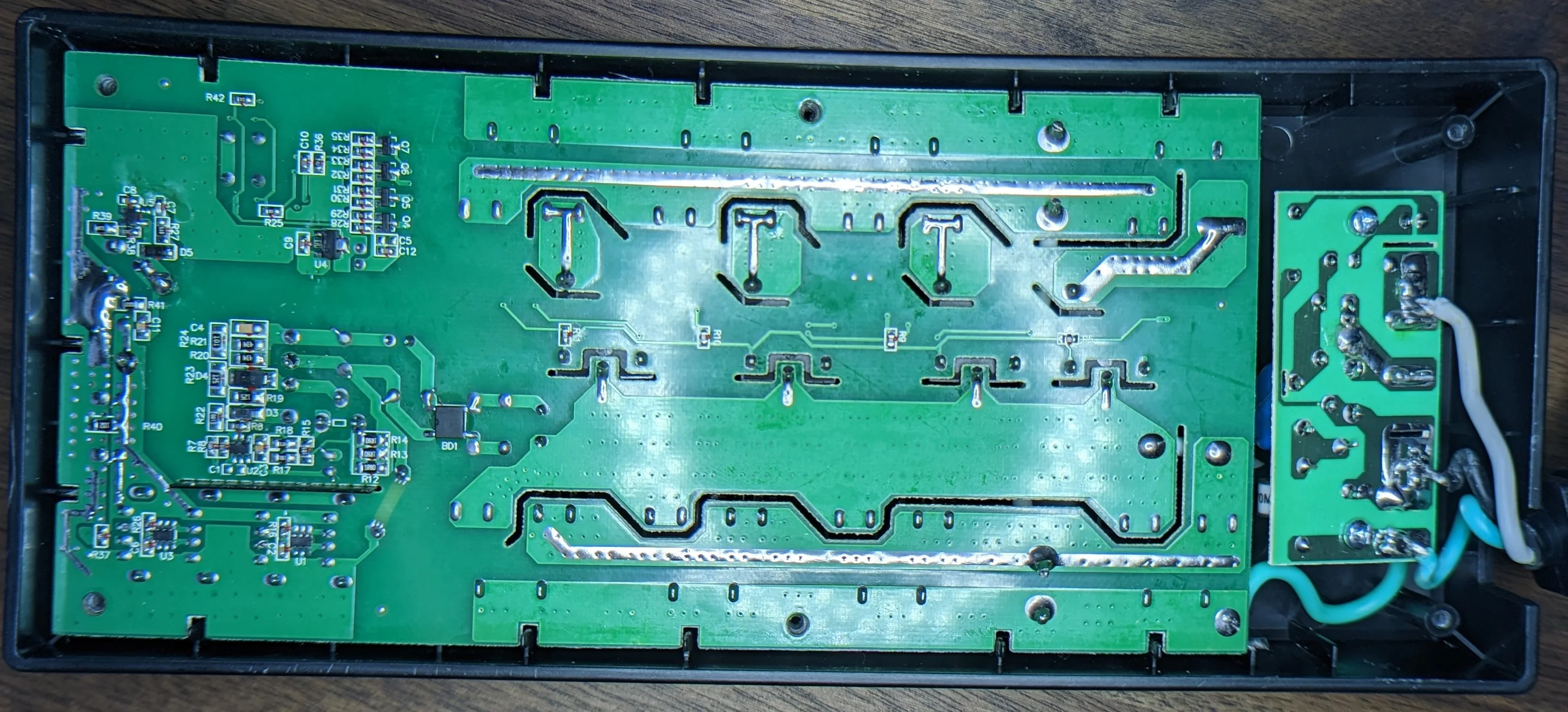 Nothing of concern to see on the bottom, everything looks pretty boring... which is good when it comes to mains handling!