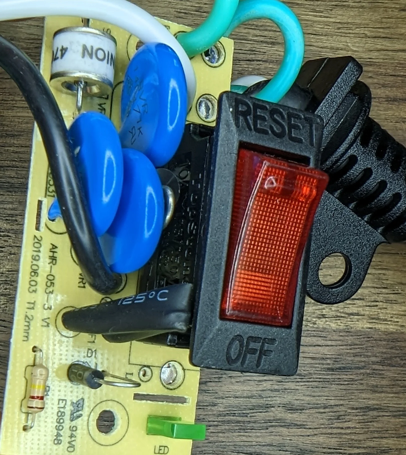 Note the silk screen: this protection PCB is common to the AHR-053 model as well.