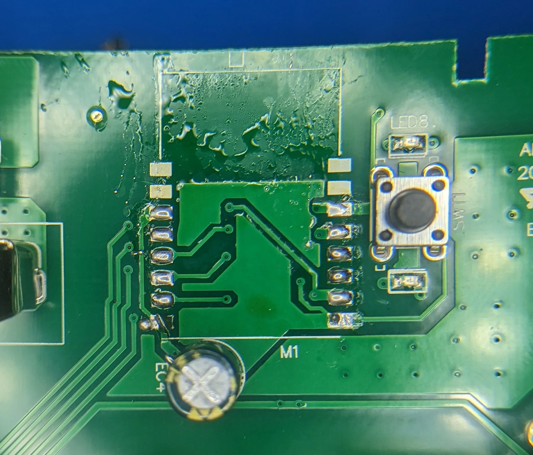 Relatively painless extraction, only partially lifted the pad in the bottom left.