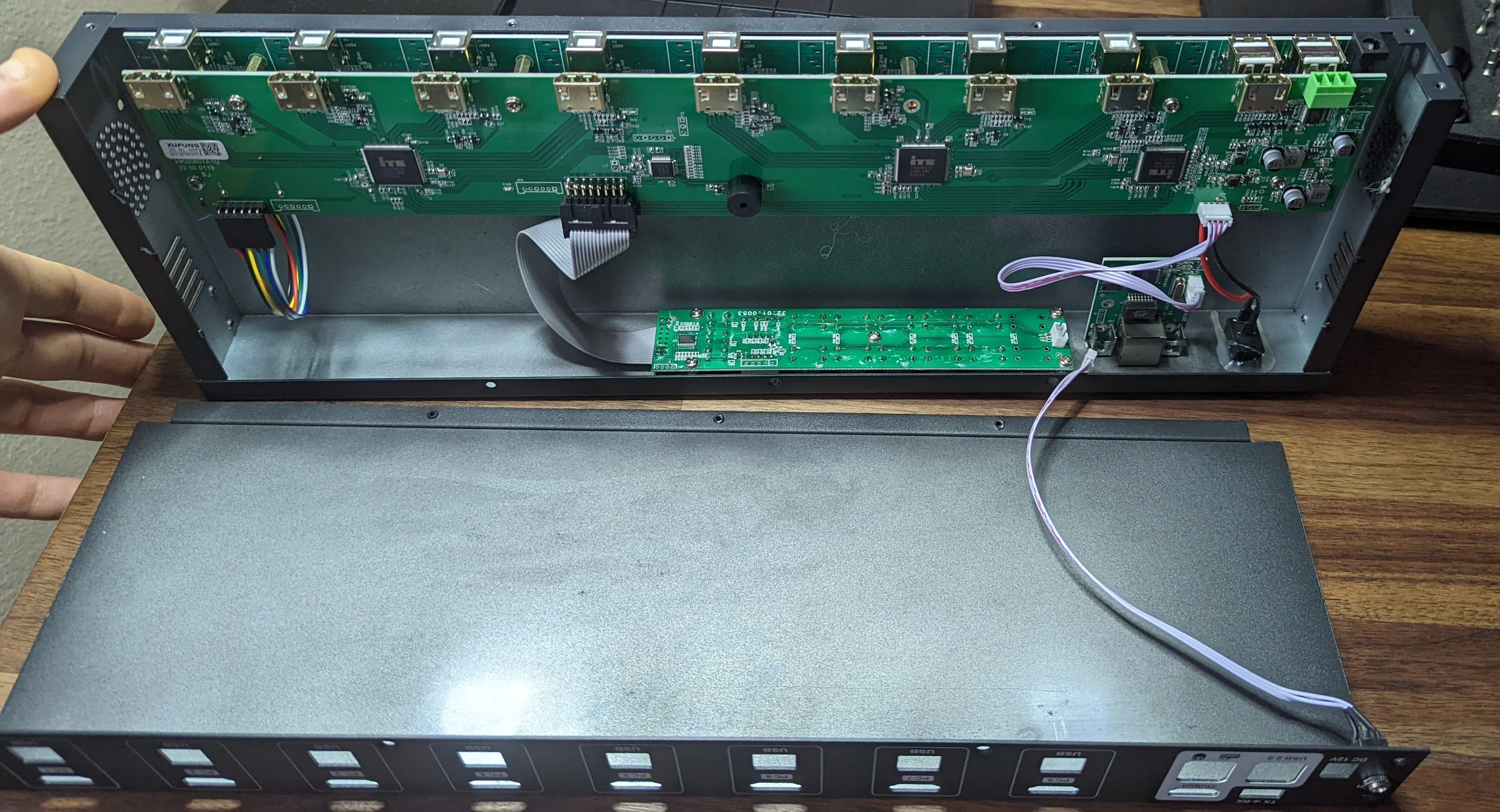 The small cable from the IR jack on the back is all that holds the two halves of the case together.