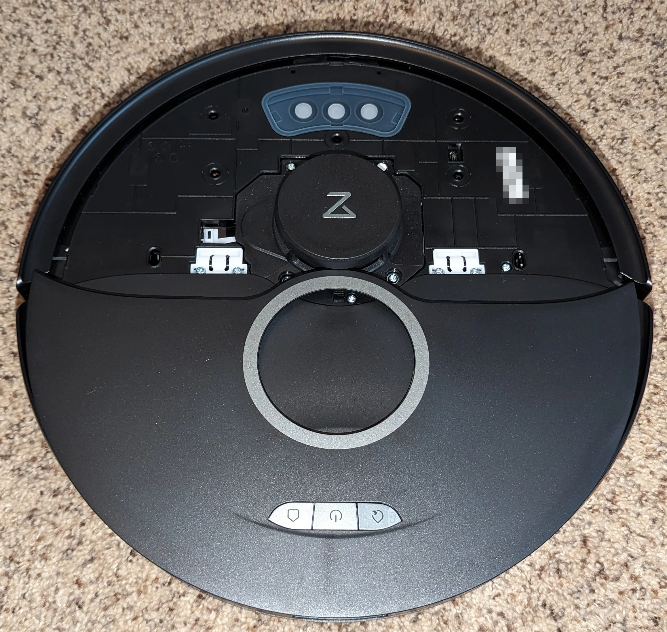 Like with the S7, the panel surrounding the LIDAR puck can be pried off.