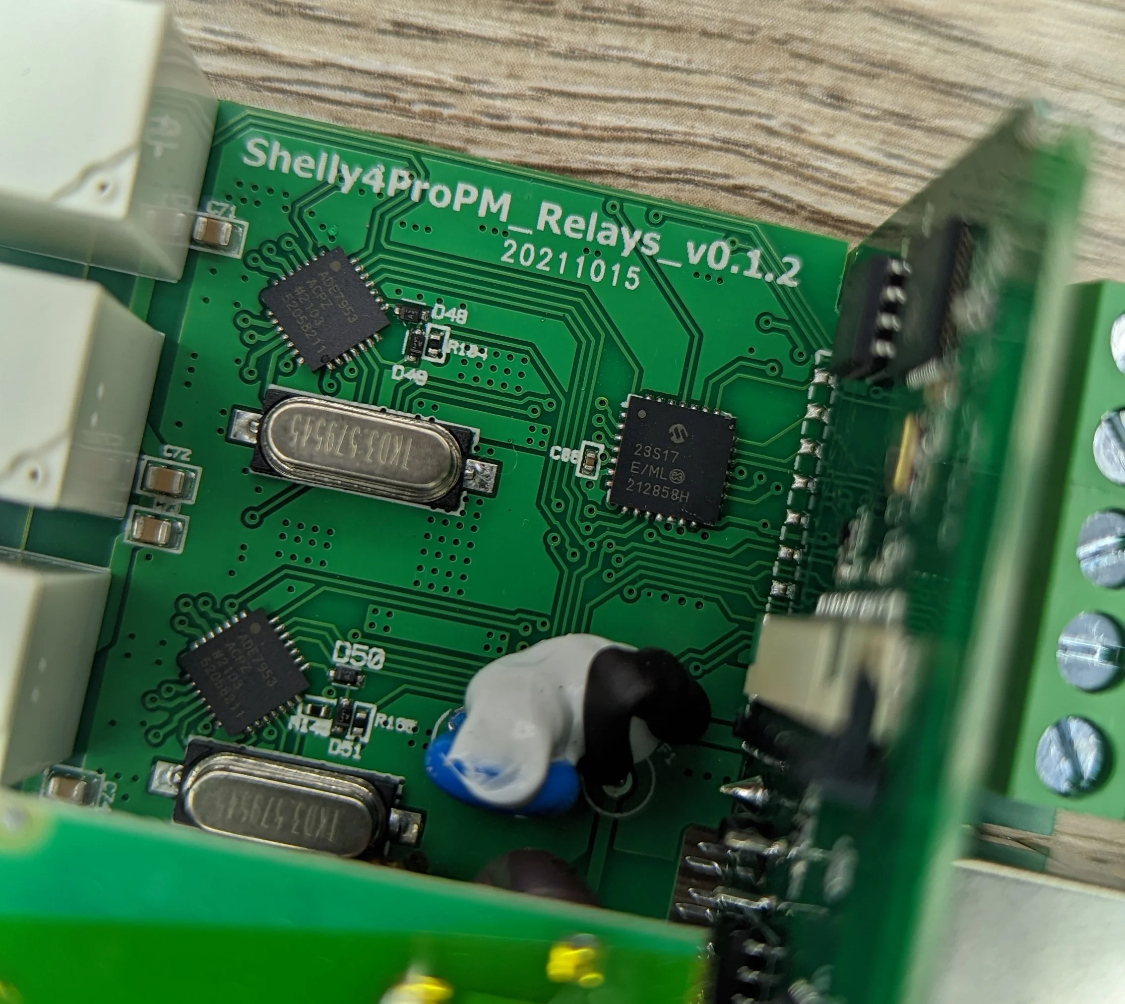 Picture showing the few ICs on the primary relay board.