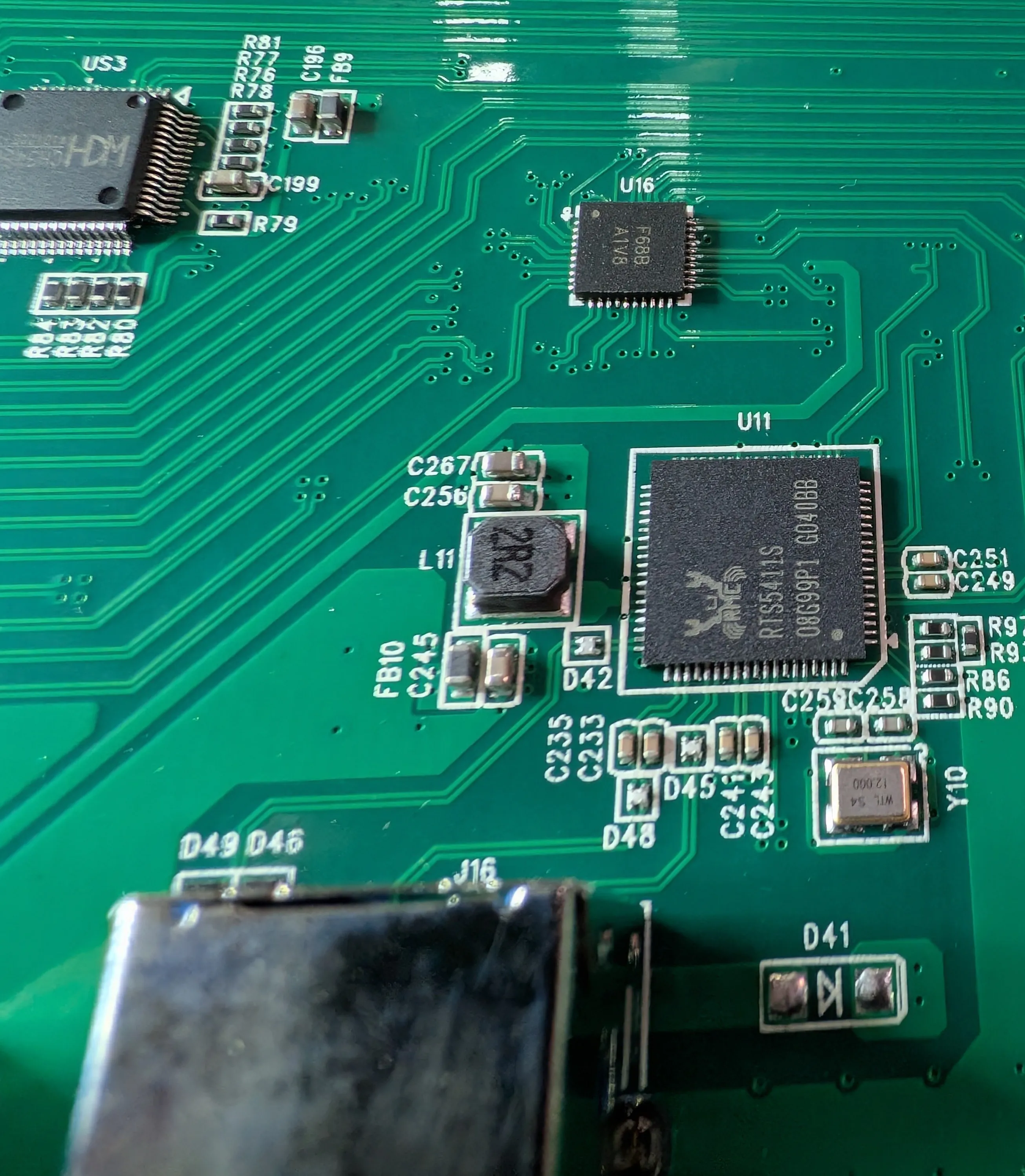 Close up of the RTS5411S USB hub controller and the mysterious F68B chips.