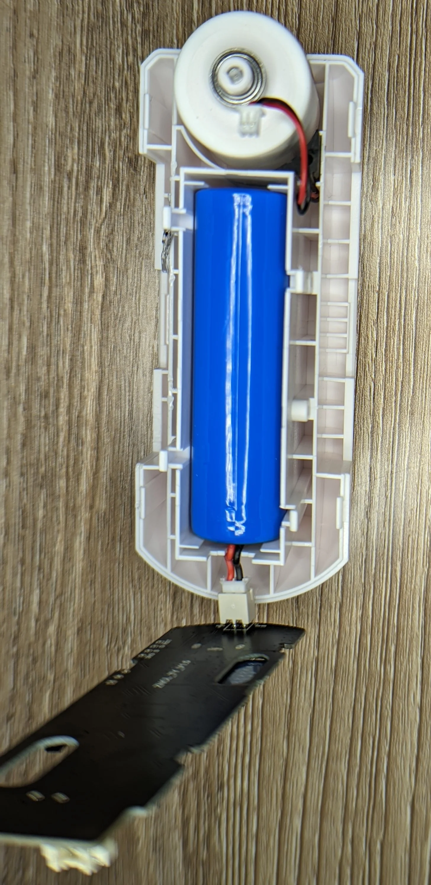 Photo showing the drive motor wheel and battery below the main PCB.