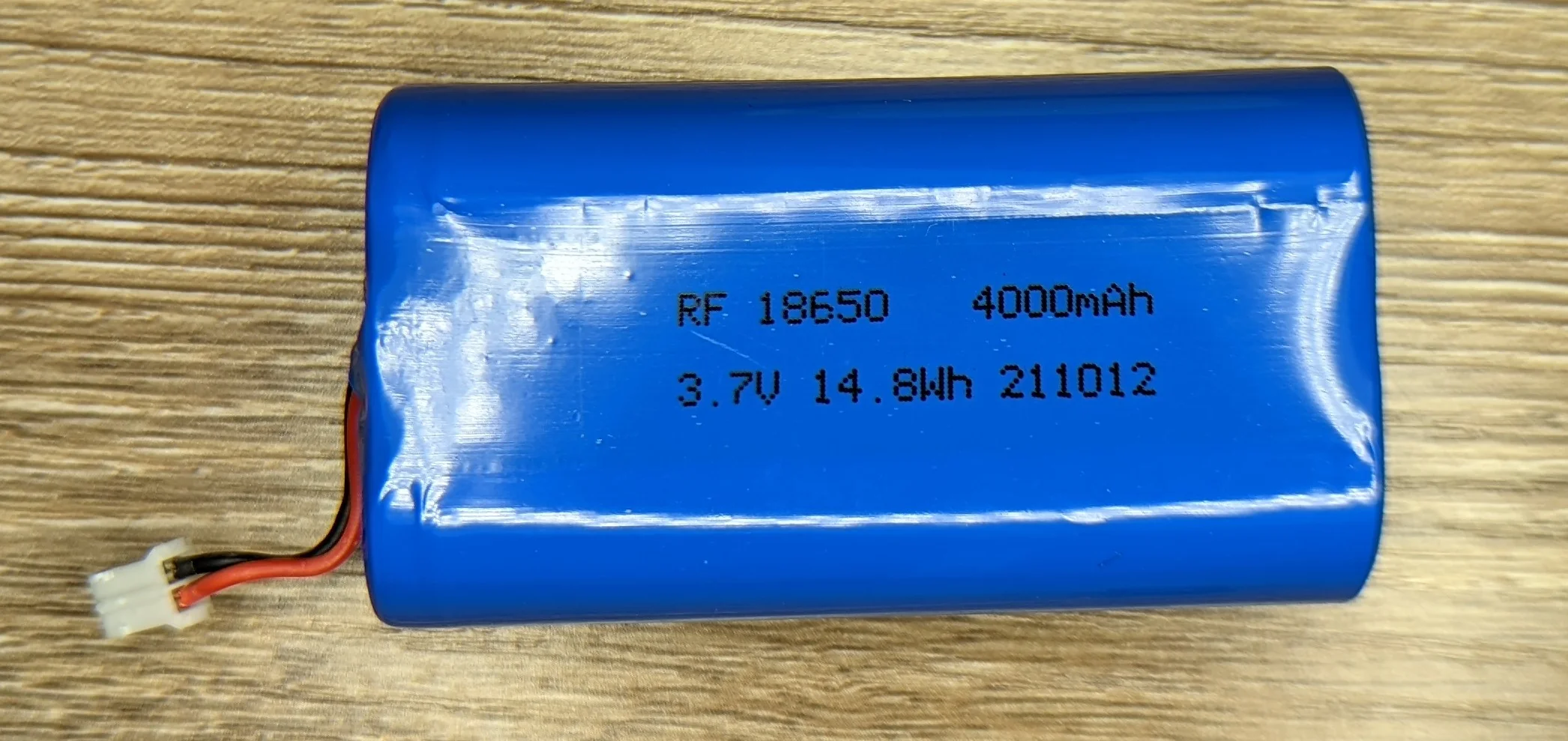 A closeup of the battery cell. Closely resembles two 18650 cells with built in protection PCB. Pack is rated 4000mAh/14.8Wh/3.7V